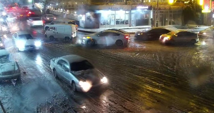 Bakıda qarlı hava səbəbindən bəzi küçələrdə nəqliyyatın hərəkəti çətinləşib