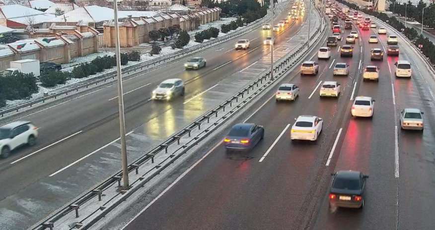 Aeroport şosesində yolun buz bağlaması nəqliyyatın hərəkətini çətinləşdirdi - NİİM