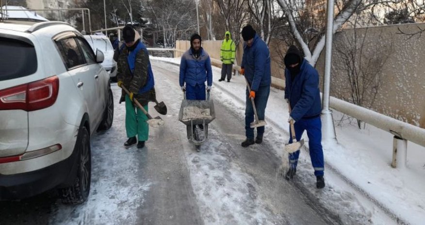 Bakıda dünəndən yağan qarın təmizlənməsi həyata keçirilir