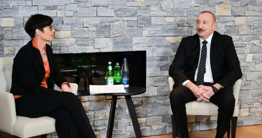 Prezident Davosda Avropa İttifaqının Genişlənmə üzrə komissarı ilə görüşüb