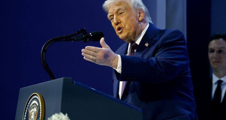 У Трампа заметили синяк на руке во время форума в Давосе