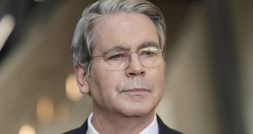 Бессент: США стратегически важно контролировать водные маршруты в Арктике