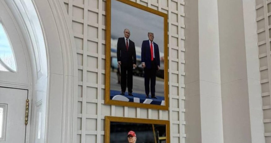 Photo of Putin and Trump displayed inside the White House
