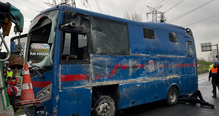 İstanbulda məhkumları daşıyan avtobus aşıb, 19 nəfər yaralanıb