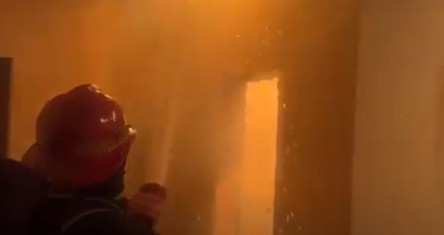 Sumqayıtda ev yanıb