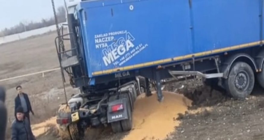 Ucarda yük maşını ilə minik maşını toqquşub, yaralılar var