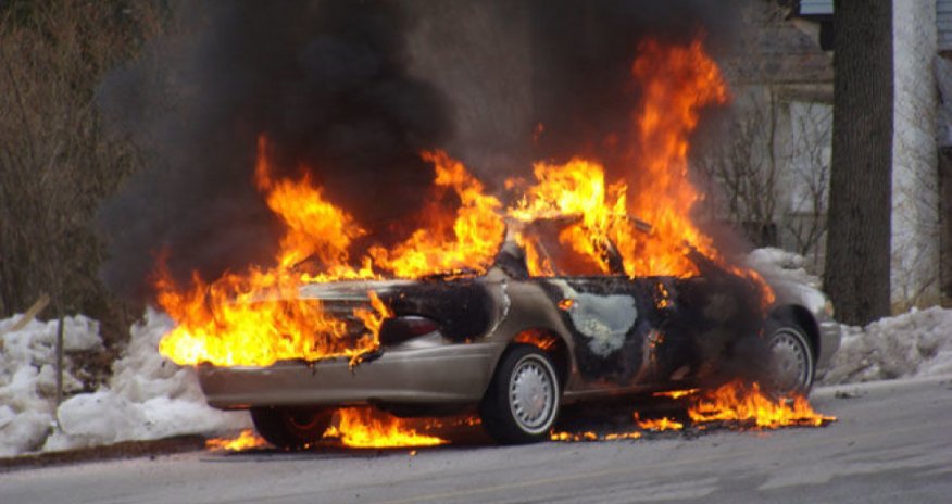 Bakıda &ldquo;Mercedes&rdquo; markalı minik avtomobili yanıb