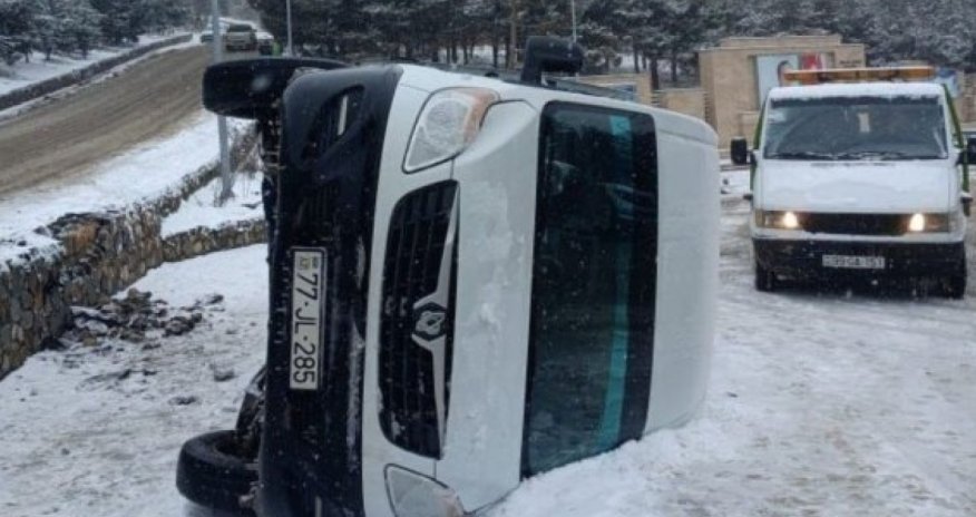 Qusarda mikroavtobus aşıb, 2 nəfər xəsarət alıb