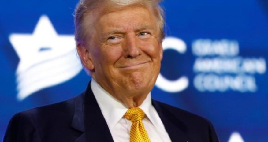 Трамп поздравляет американцев