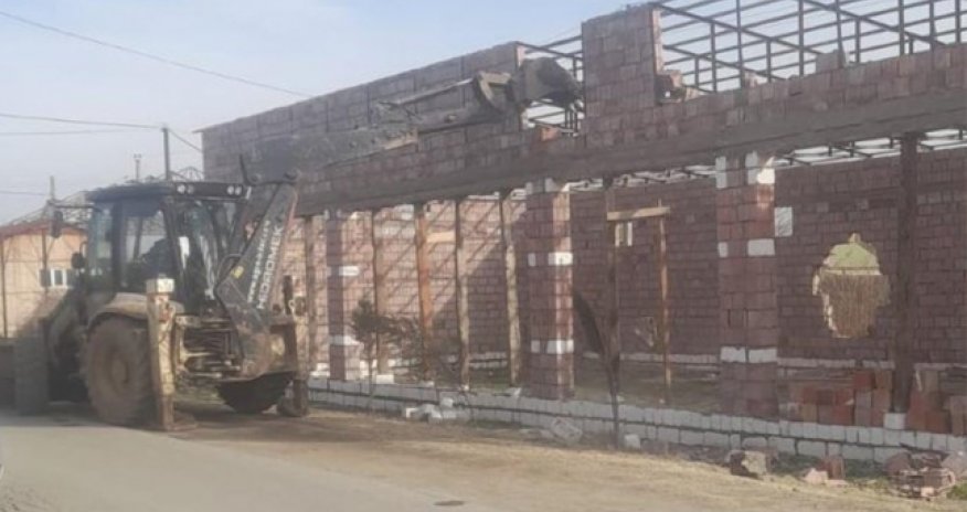 Füzulidə qanunsuz tikili sökülüb - Video