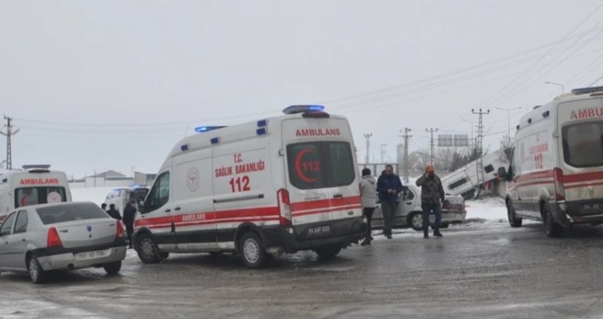 Türkiyədə avtobus aşıb, 16 nəfər xəsarət alıb