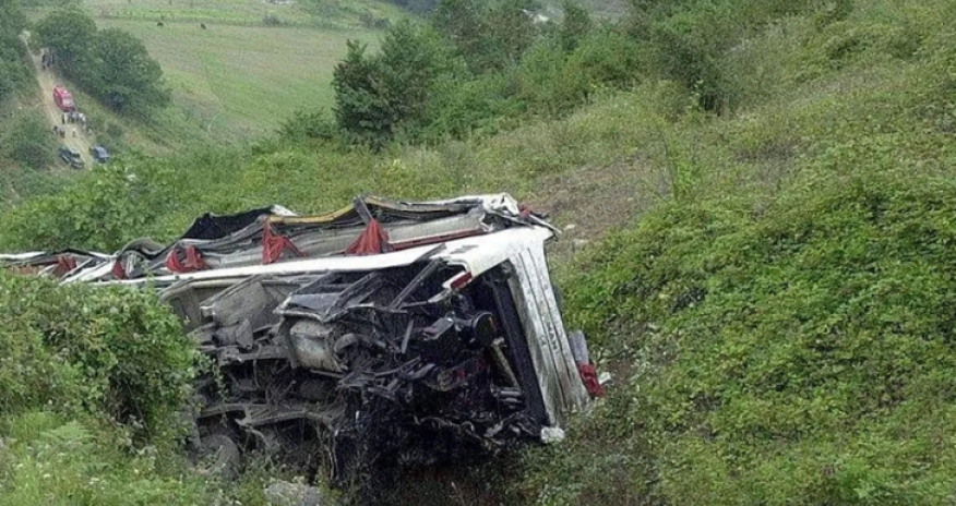Əfqanıstanda sərnişin avtobusu dərəyə aşıb,ölənlər var