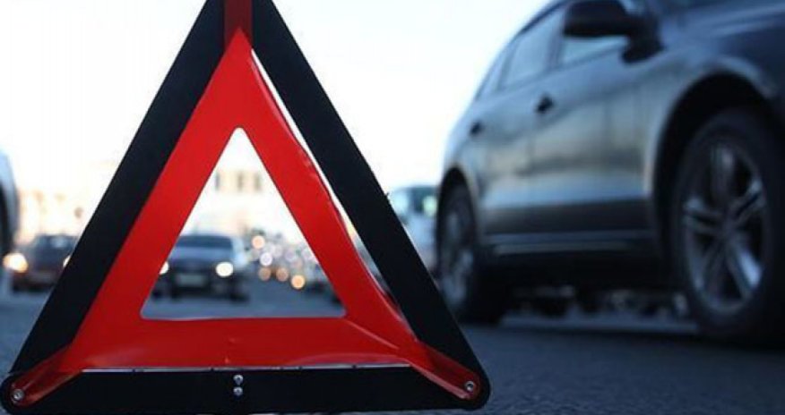 Şəmkirdə minik avtomobili ağaca çırpılıb, ölən və xəsarət alanlar var