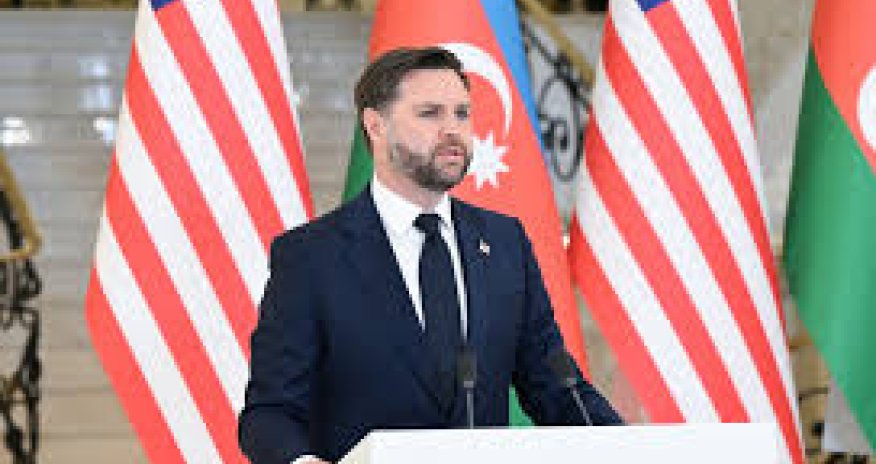 Vens xanımı ilə Şəhidlər Xiyabanını ziyarət edib