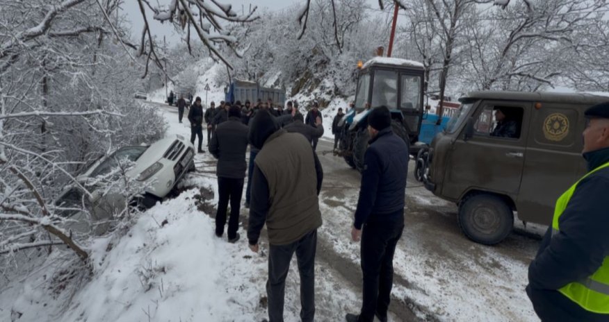 
Ağsu aşırımında buz bağlayan yolda iki avtomobil aşıb