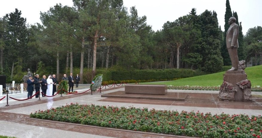 Ərəb Parlamentinin prezidenti Fəxri xiyabanı və Zəfər parkını ziyarət edib