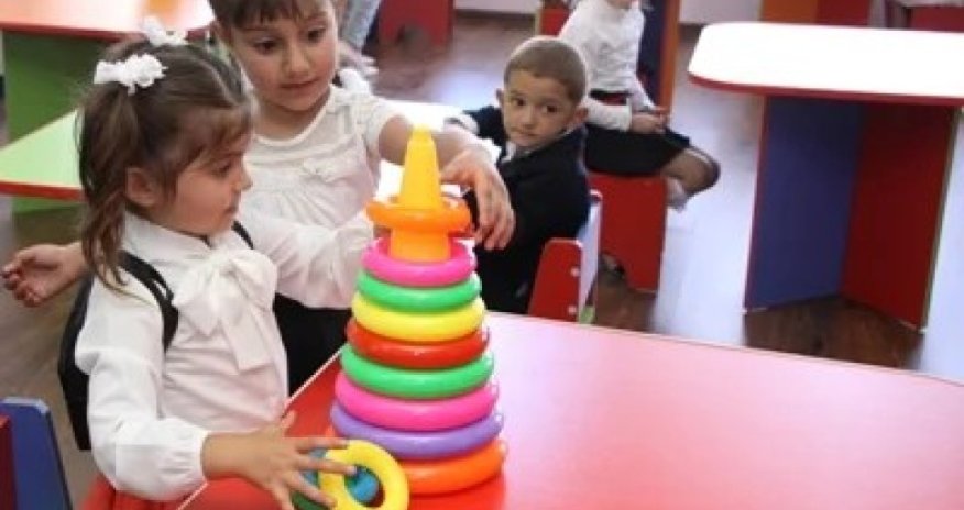 Qonşu ölkədə məktəbəqədər təhsildə yaş həddi 4-ə endirilib