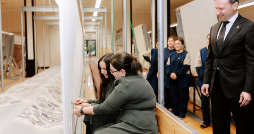 
Leyla Əliyeva Şuşa məscidi üçün hazırlanmış dairəvi xalçanın kəsim mərasimində iştirak edib