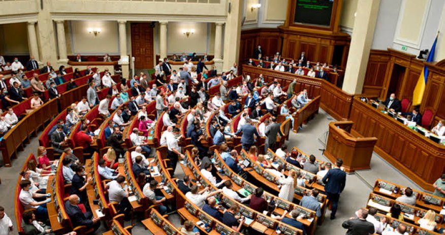 Zelenskinin partiyasından olan onlarla deputat zəhərlənib