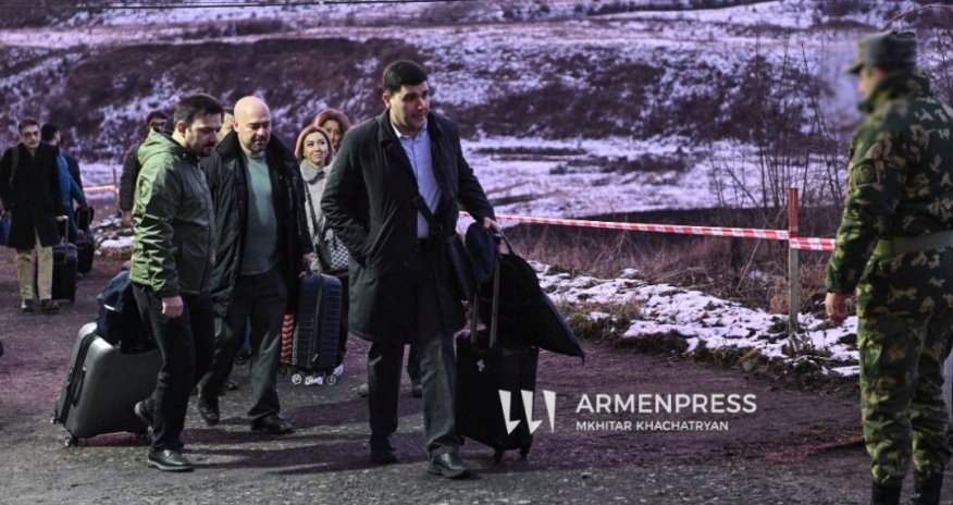 Azərbaycan nümayəndə heyəti quru sərhədlə Ermənistana keçib - Dəyirmi masa olacaq