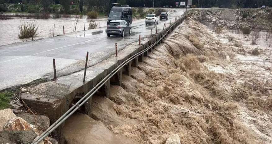 Türkiyədə sel təhlükəsinə görə bəzi məktəblərdə tətil elan edilib