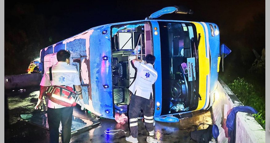 В Таиланде более 40 человек пострадали из-за опрокидывания автобуса