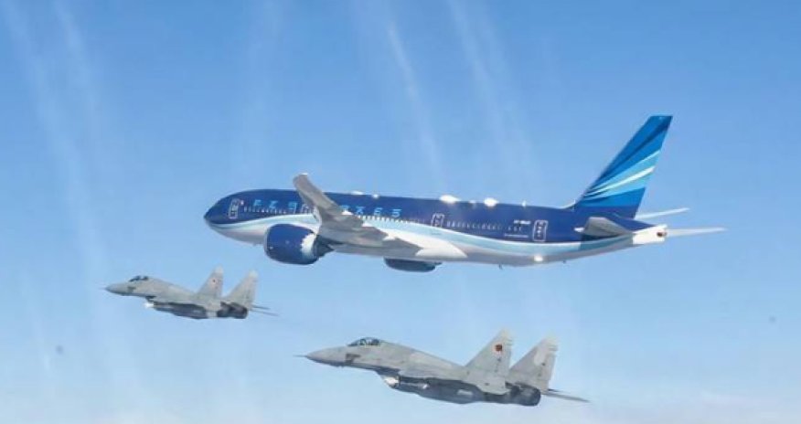 Сербские истребители сопровождают самолет Ильхама Алиева