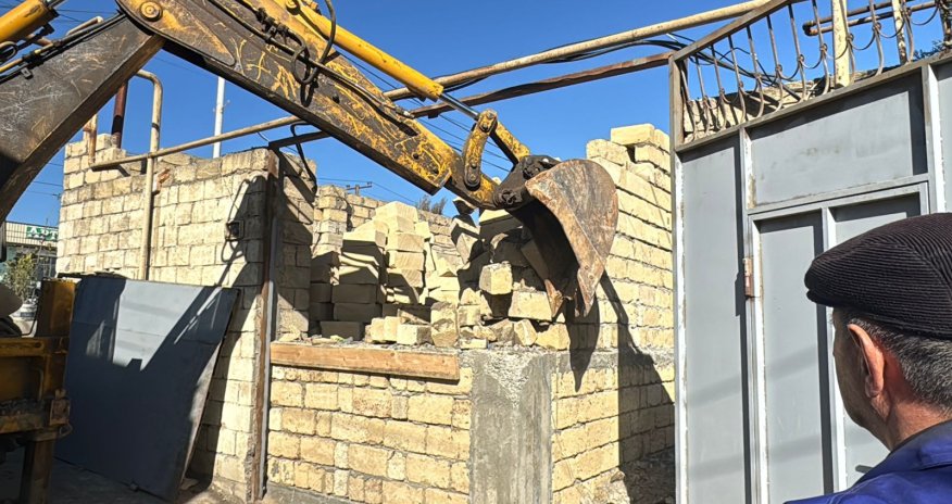 В Баладжарах снесли незаконную постройку