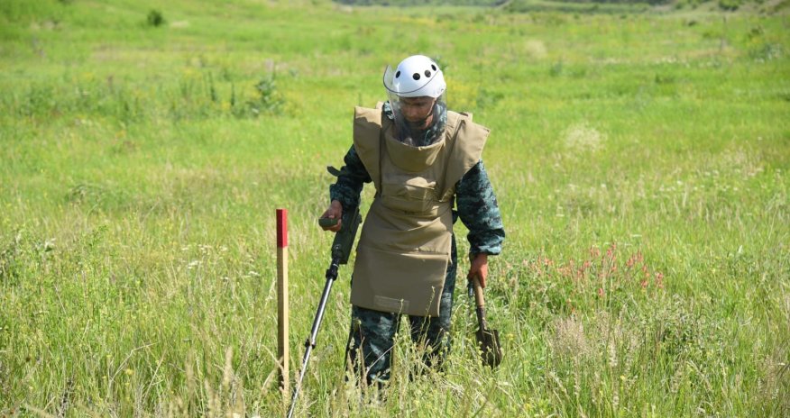 ANAMA əməkdaşı Xocalıda minaya düşüb