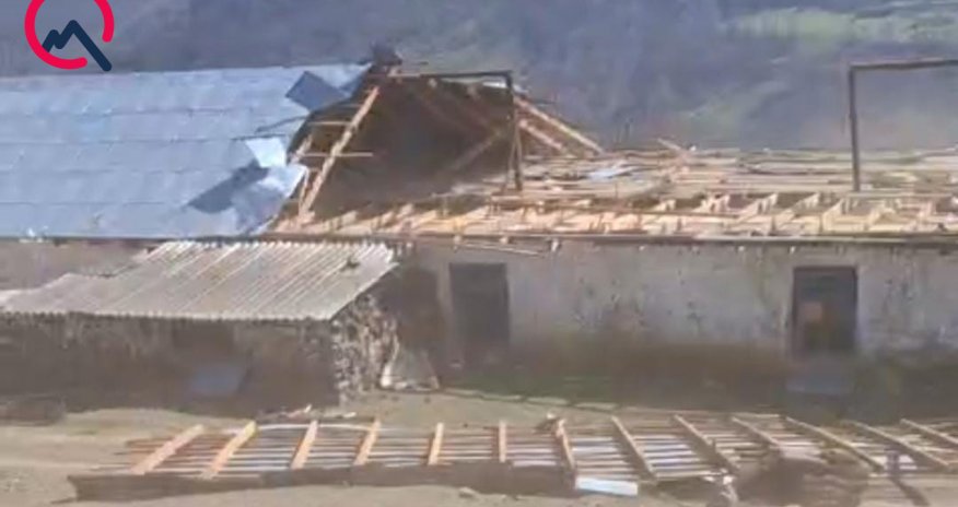 Yardımlıda güclü külək məktəb binasının damını uçurub - Video