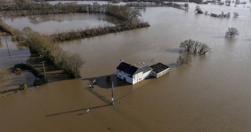 На западе Франции объявлен красный уровень угрозы наводнений