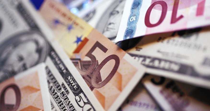 Azerbaijan Manat Holds Steady Against Dollar; Euro Falls, Ruble Edges Up