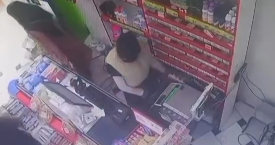 Bir neçə qadın mağazaya hücum edərək siqaret oğurlayıb - Video