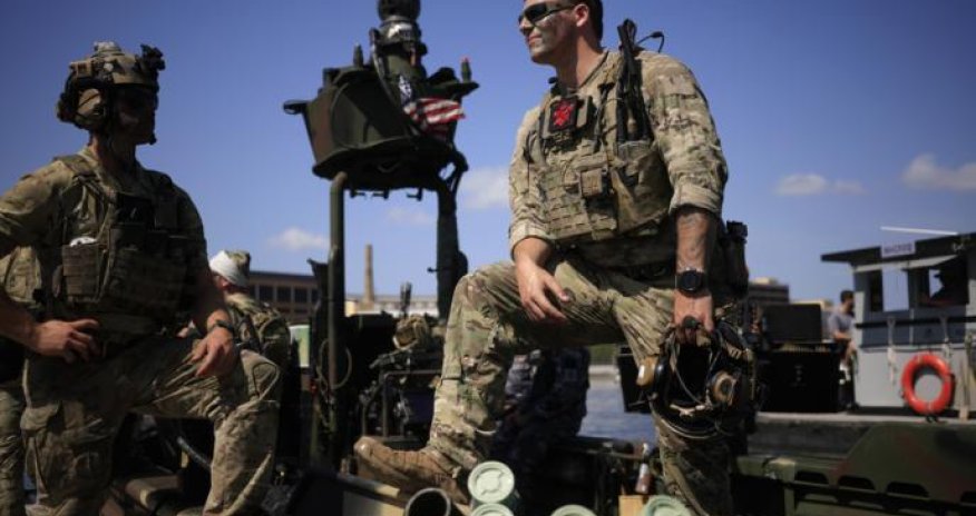 Axios: США изучают возможность устранения верховного лидера Ирана и его сына