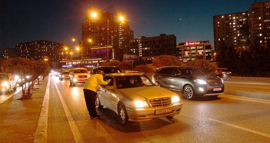Bazarstore tıxacda qalan oruclular üçün iftar paketləri paylayıb