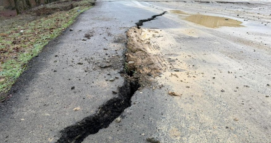 Lənkəranda 7 kəndi birləşdirən yolda sürüşmə olub