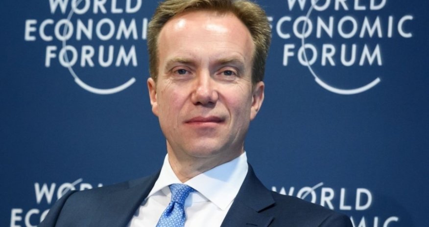 Davos Forumunun rəhbəri istefa verir