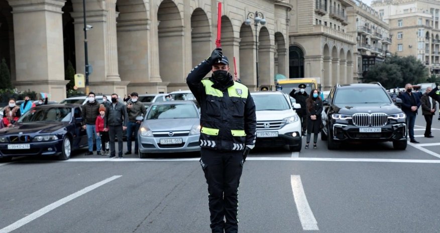 
Xocalı soyqırımı qurbanlarının xatirəsi bir dəqiqəlik sükutla yad edilib