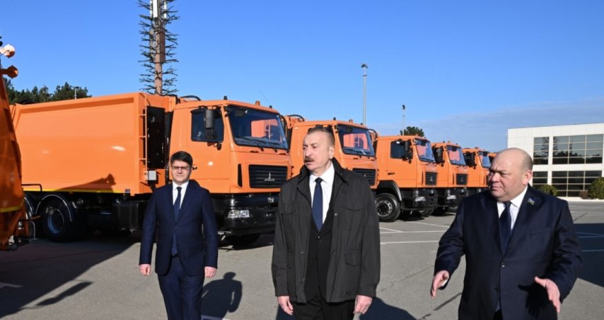 Президент Азербайджана ознакомился с коммунальной техникой для вывоза бытовых отходов