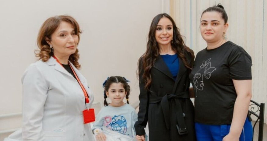 Leyla Əliyeva Bakıda Uşaq Klinik Xəstəxanasını ziyarət edib