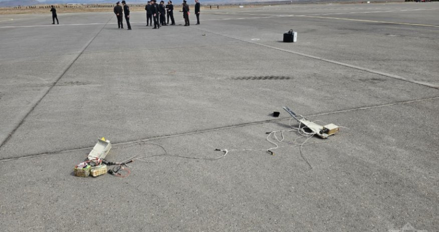 Aeroporta düşən dronun qalıqları - Fotolar