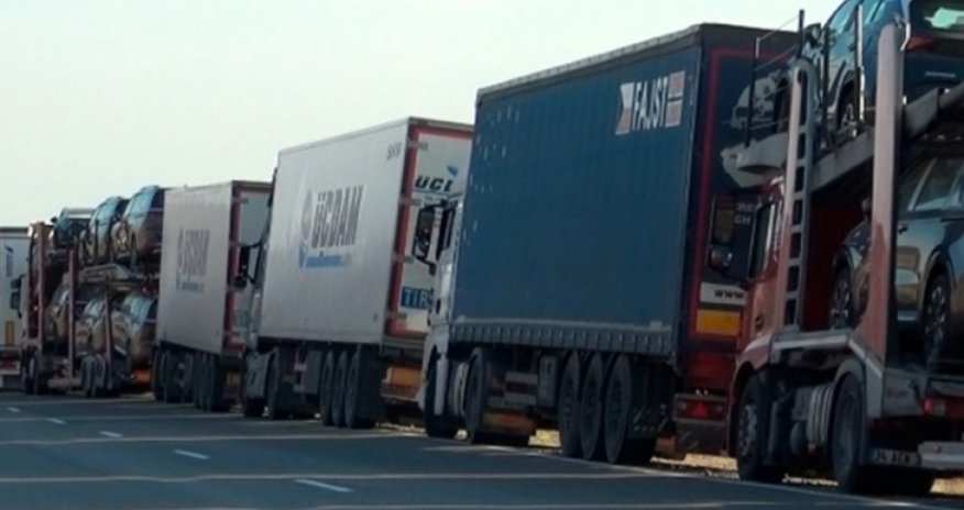 Azərbaycan İranla sərhəddə yük avtomobillərinin hərəkətini dayandırıb