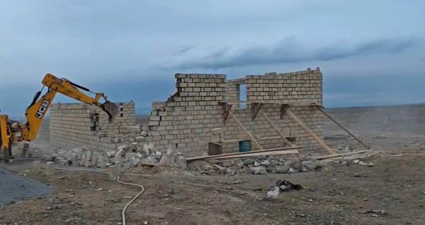 Gəncədə qanunsuz tikililər sökülüb - Video
