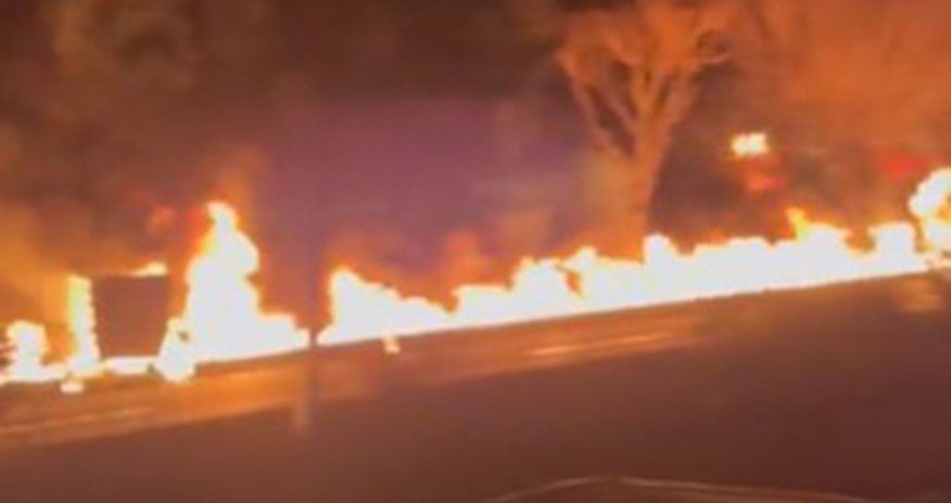 Tehranda neft anbarları vuruldu - Video