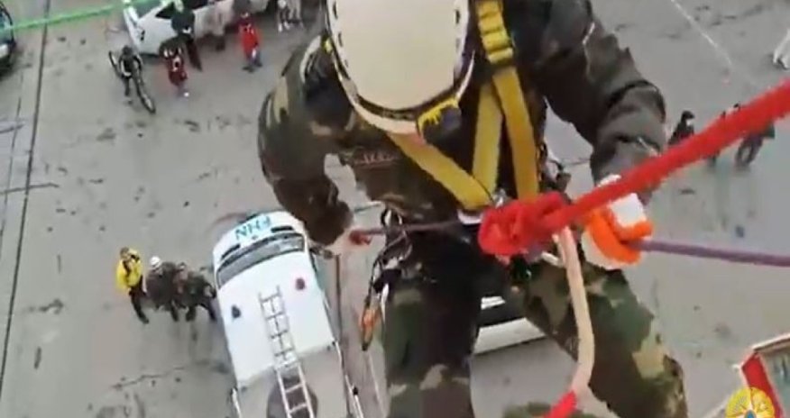 Xilasedicilər alpinist ləvazimatlarının köməyi ilə azyaşlını xilas etdilər - Video