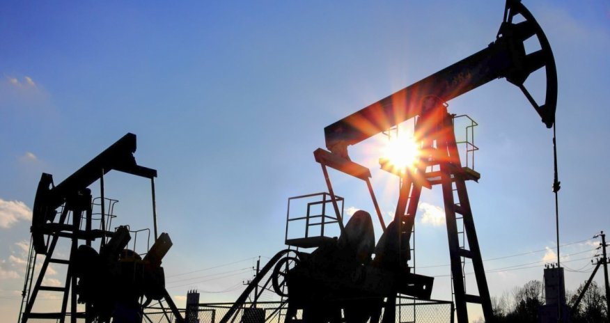 На мировых рынках нефть подешевела более чем на 4%