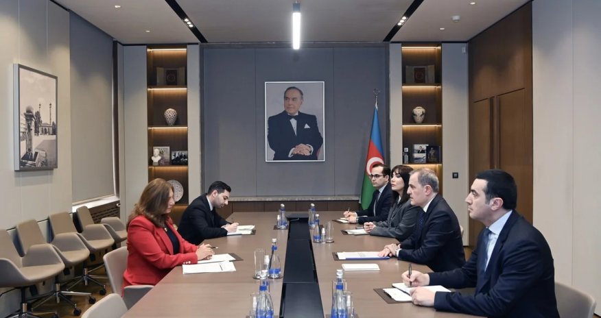 Kolumbiyanın yeni səfiri etimadnaməsinin surətini Ceyhun Bayramova təqdim edib