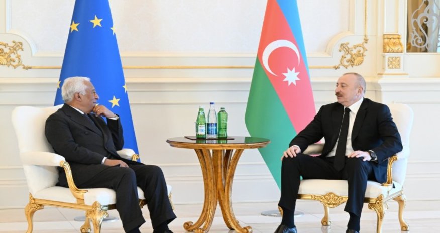 
Prezident İlham Əliyev və Antonio Koşta mətbuata bəyanatla çıxış edirlər