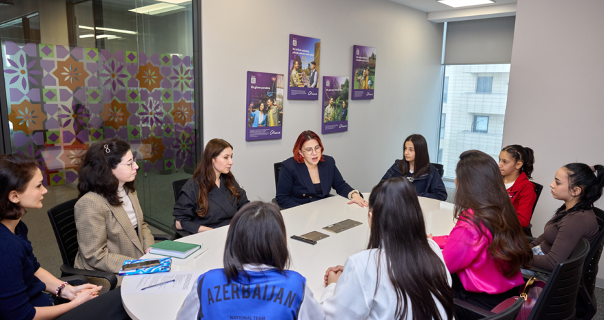 Qızlara ağ yaraşır&rdquo; layihəsinin iştirakçıları Azercell-inqonağı oldular Layihə çərçivəsindəcüdoyabaşlayan yeniyetmə qızlarla görüş keçirildi