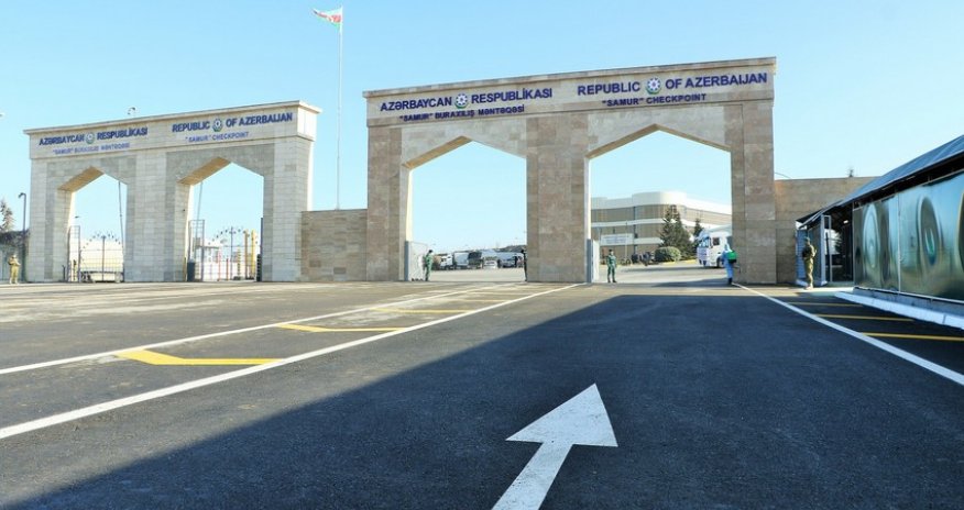 Baş nazir quru sərhədlərdən danışıb